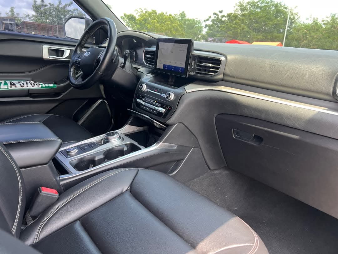 Ford Explorer xlt 2020 model 4x4 View 6