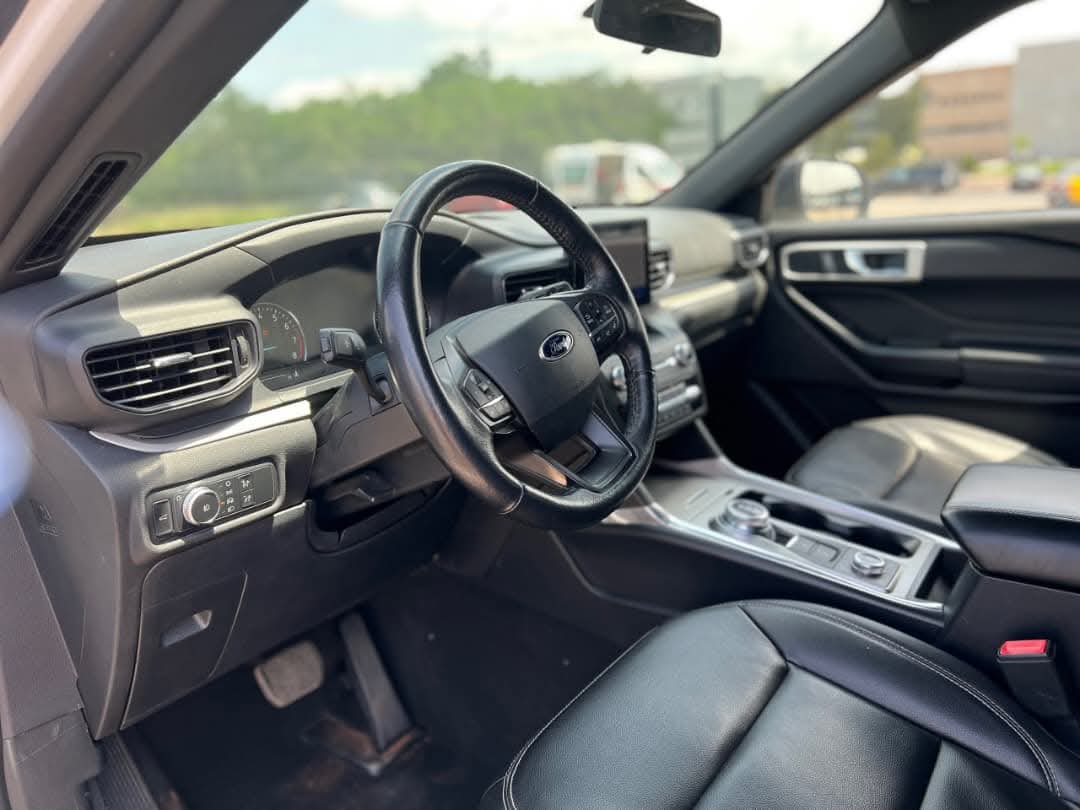 Ford Explorer xlt 2020 model 4x4 View 5