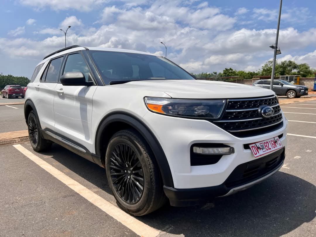 Ford Explorer xlt 2020 model 4x4 View 4