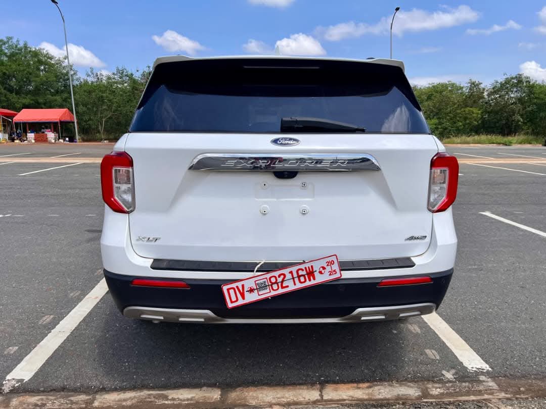 Ford Explorer xlt 2020 model 4x4 View 3